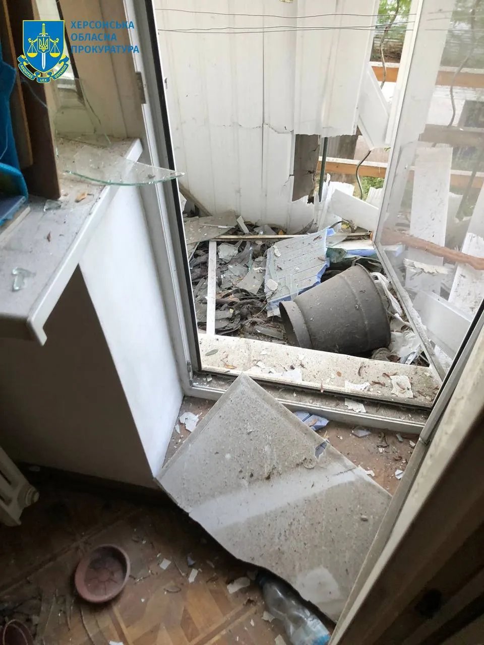 Последствия удара взрывной волны в Херсоне