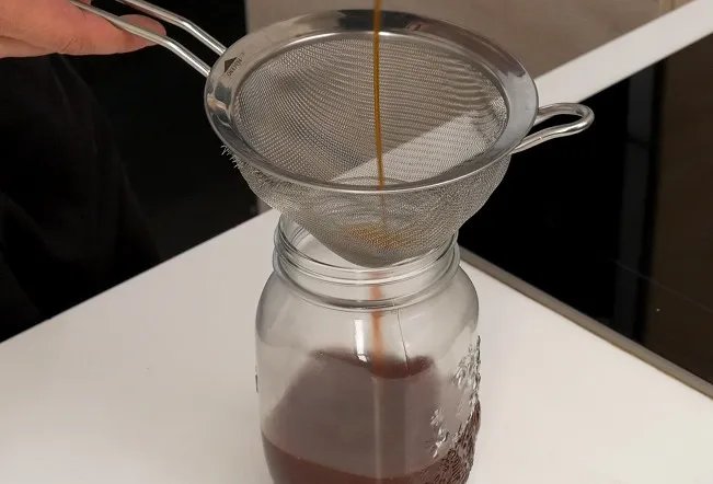 Готовий кавуновий мед перекласти в скляну банку та зберігати у холодильнику