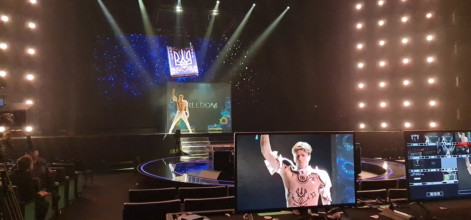 Александр Лещенко репетирует свой новый патриотический номер