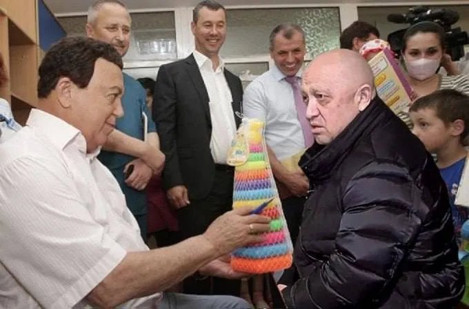 Шойгу доставив припаси, а співачка Валерія “залишилася” без чоловіка: мережею “вибухнули” меми про загибель терориста Пригожина – фото 12