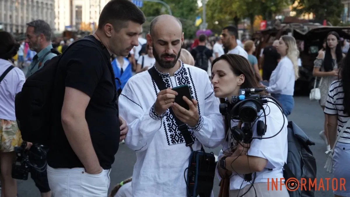 Місяцеві фотографуються, роблять репортажи з місця події