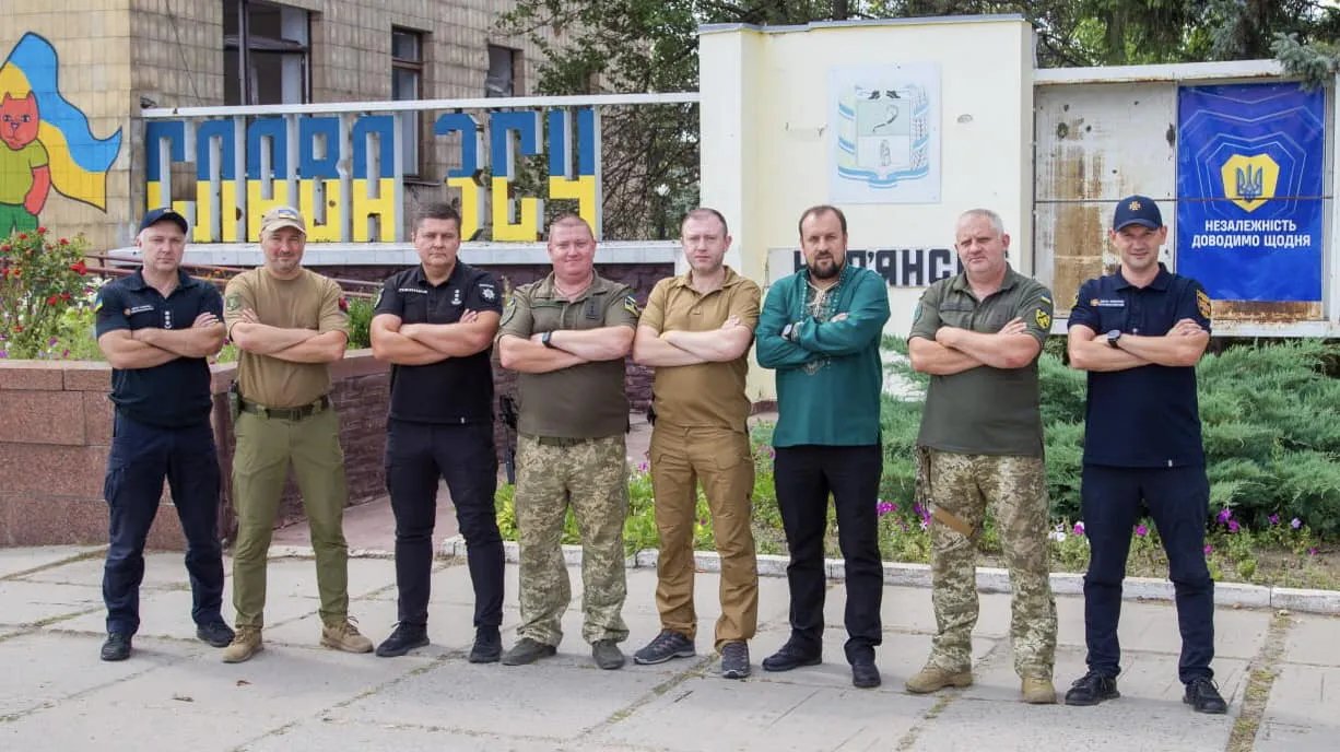 Местные чиновники работают и находятся на местах