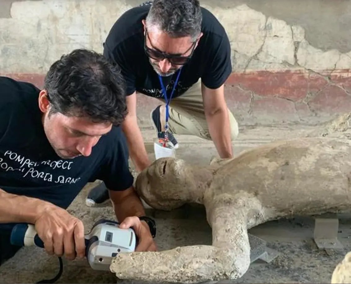 Доктор Джанні Галлелло та доктор Лоренс Алапонт аналізують один із гіпсових зліпків Помпеї за допомогою портативної рентгенівської флуоресценції