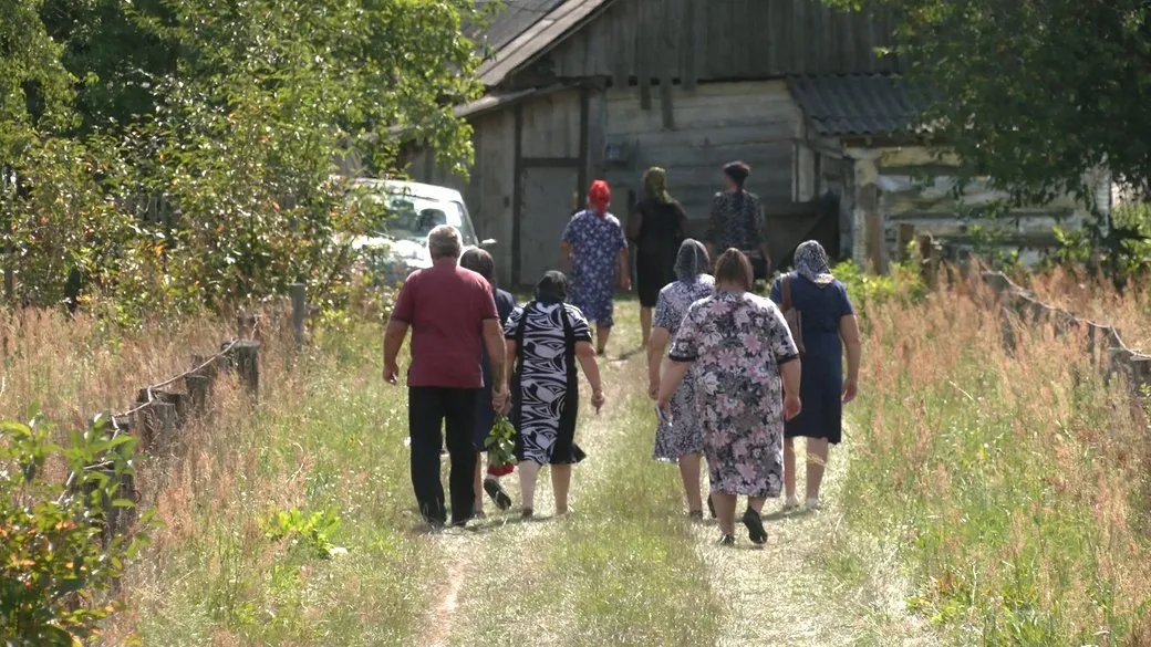 Односельчане идут на прощание с погибшими детьми в селе Сопачев, 24 августа 2023 года. Фото: Общественное Ровно Односельчане идут на прощание с погибшими детьми в селе Сопачев, 24 августа 2023 года. Фото: Общественное Ровно