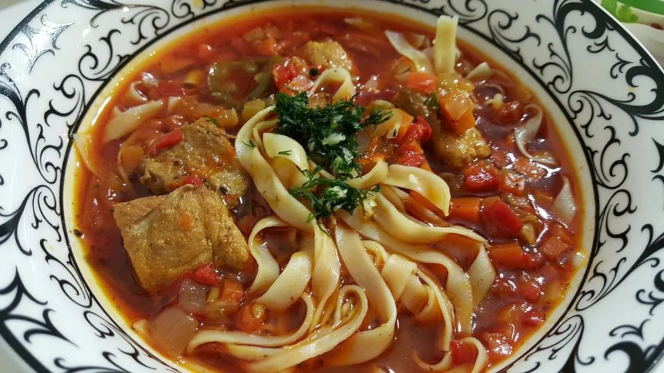 Лагман - суп с мясом, овощами и лапшой