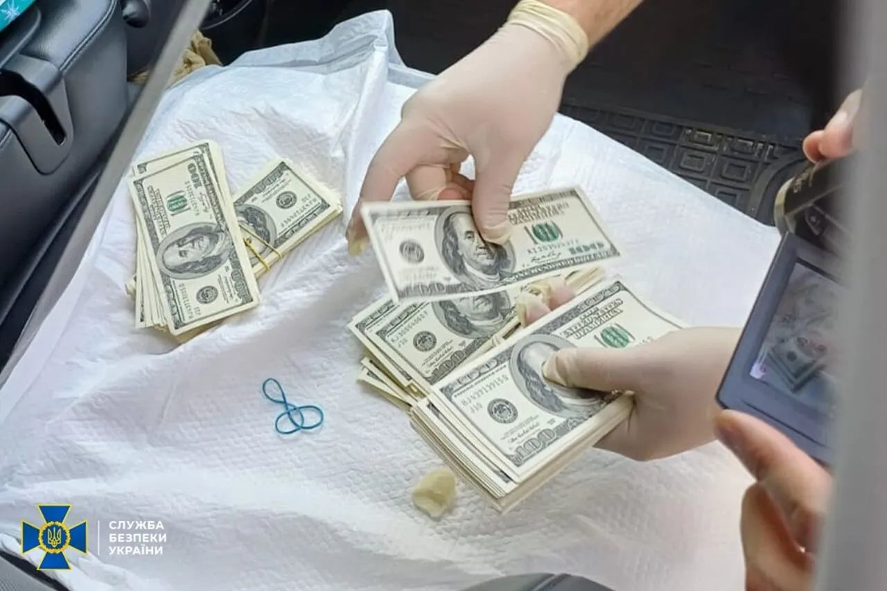 Фейкові купюри фігуранти пропонували своїм клієнтам за 60% від ринкової вартості . Фото: СБУ Фейкові купюри фігуранти пропонували своїм клієнтам за 60% від ринкової вартості . Фото: СБУ