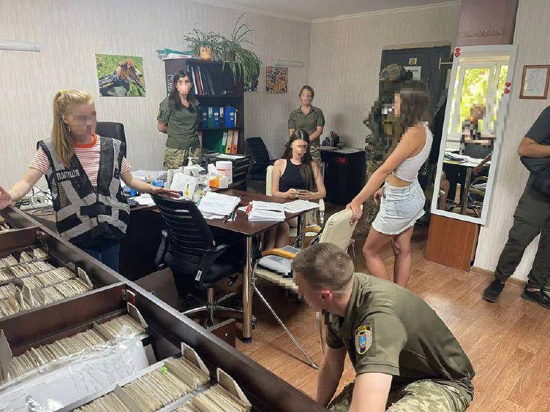 Вартість послуги складала 10 000 доларів США з людини. Фото: ОГП Вартість послуги складала 10 000 доларів США з людини. Фото: ОГП