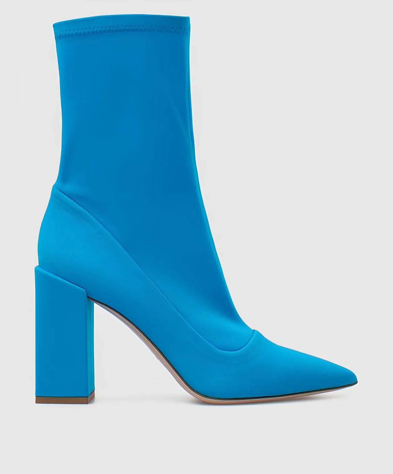 Гостроносі лазурові ботильйони з квадратним підбором наразі можна замовити в мережі. За них доведеться віддати трохи більше 6 тисяч гривень. 