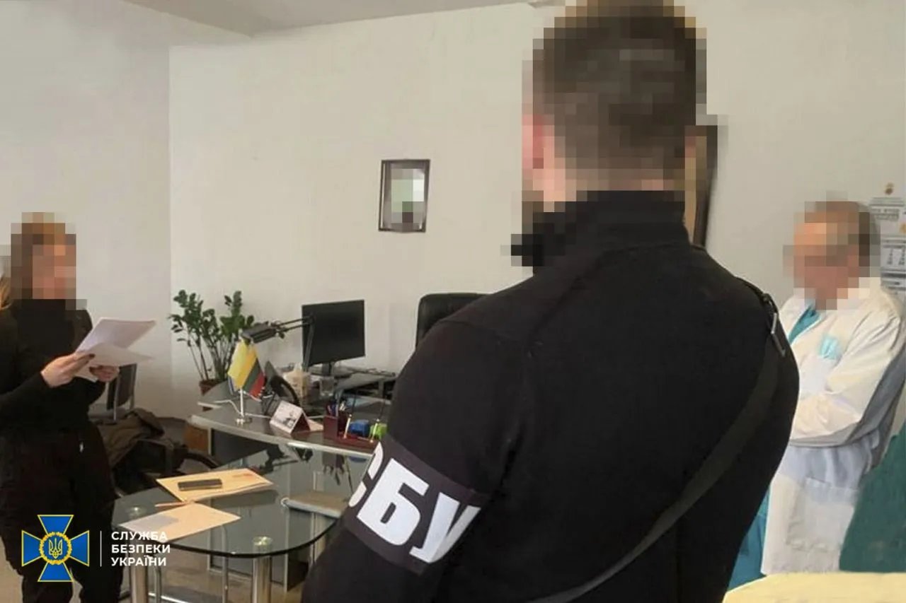 За гроші посадовці пропонували військовозобов’язаним ухилитися від мобілізації. Фото: СБУ За гроші посадовці пропонували військовозобов’язаним ухилитися від мобілізації. Фото: СБУ