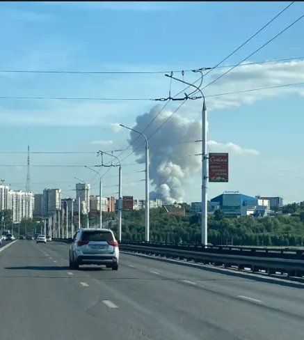 Справжнє "свято" феєрверків: у російському Кемерово безконтрольно палає склад піротехніки - відео 1