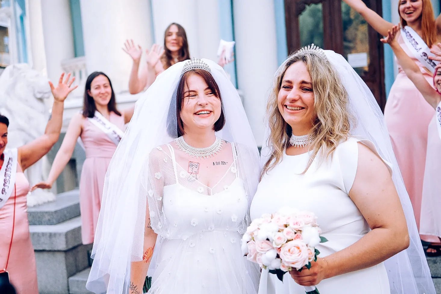 Щасливі та усміхнені наречені. Фото: Весільні квіти та обручки наречених. Фото: Kharkiv Pride Щасливі та усміхнені наречені. Фото: Весільні квіти та обручки наречених. Фото: Kharkiv Pride