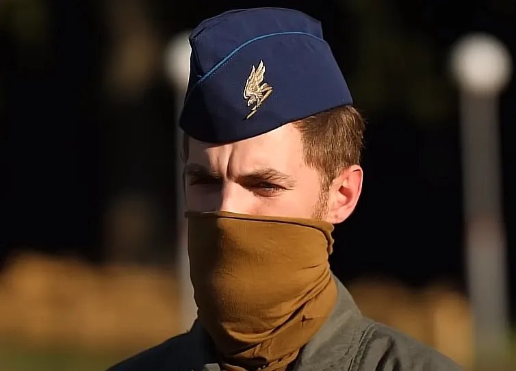 Типовий "лук" Джуса під час рідкісних публічних виступів