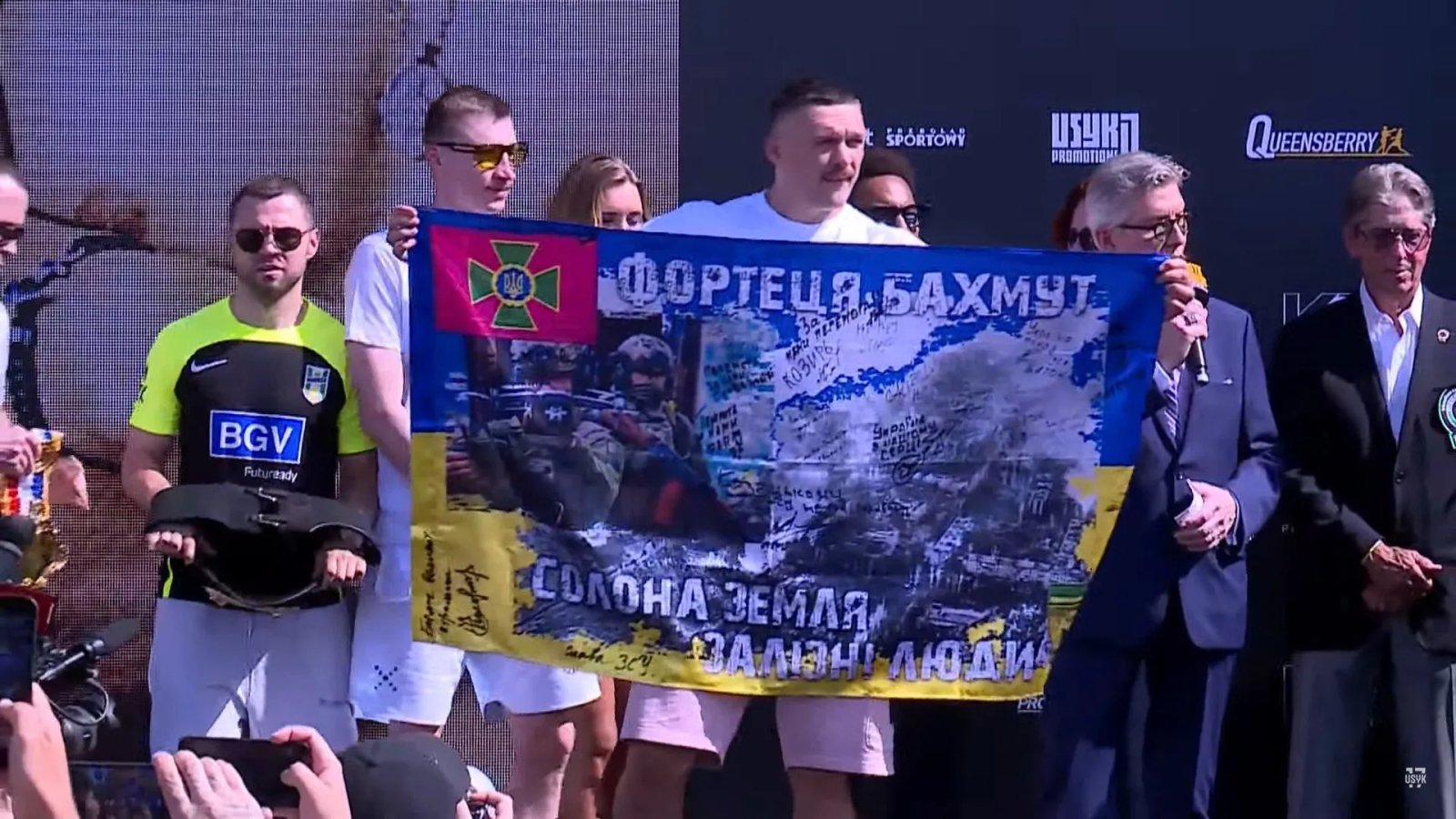 Усик перед боєм проти Дюбуа продемонстрував подарунок від українських військових 1