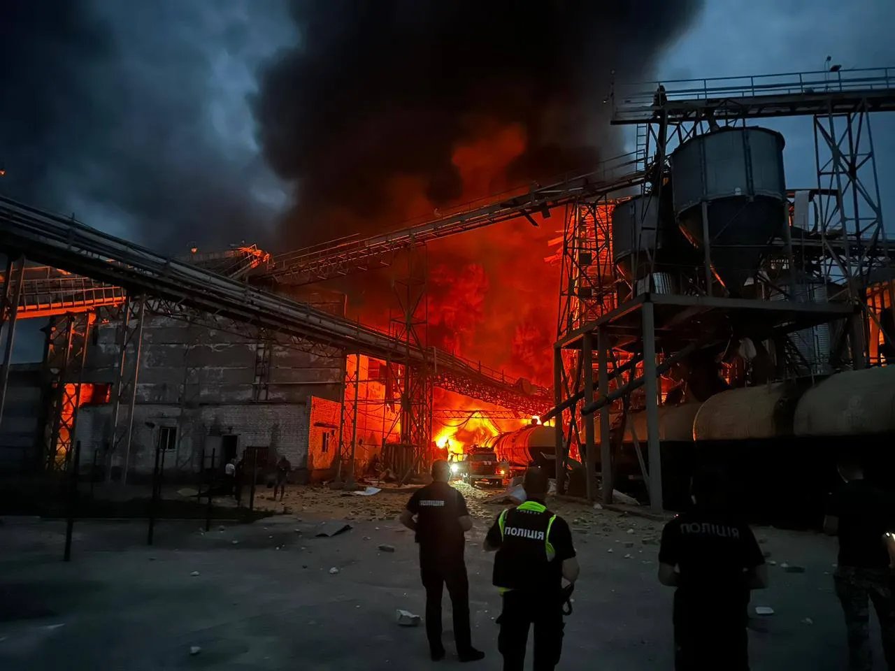 Пожежа виникла після влучання ракети Пожежа виникла після влучання ракети