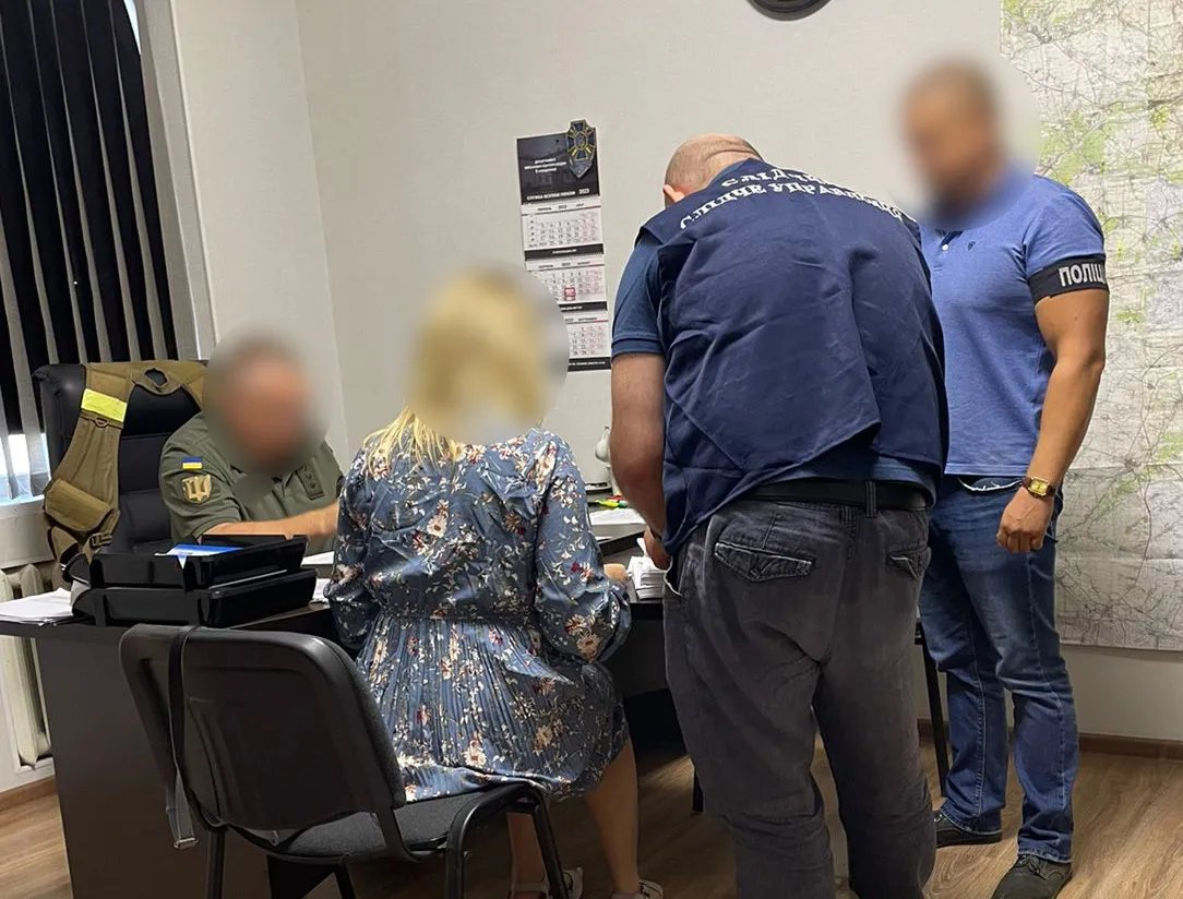 Жінка працювала рік і 4 місяці, жодного дня не з'явившись на роботі. Фото поліція Харківської області Жінка працювала рік і 4 місяці, жодного дня не з'явившись на роботі. Фото поліція Харківської області