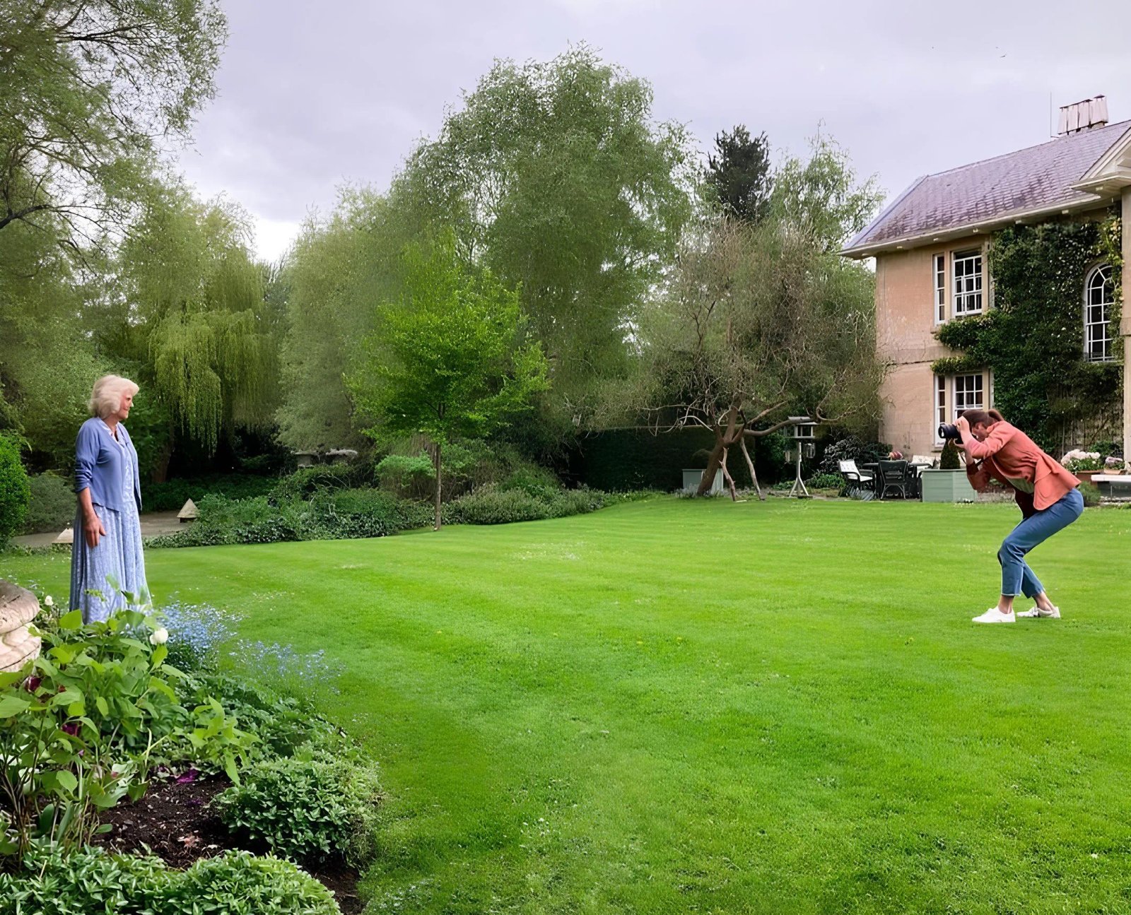 Кейт Міддлтон зазнімкувала королеву-консорт Камілу для журналу Contry Life з нагоди 75-річчя останньої.