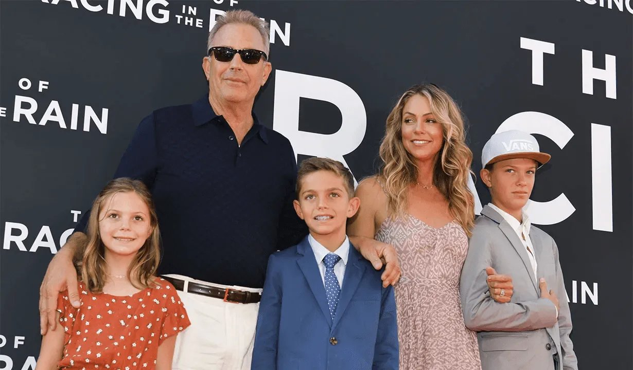 Костнер з колишньою дружиною та дітьми