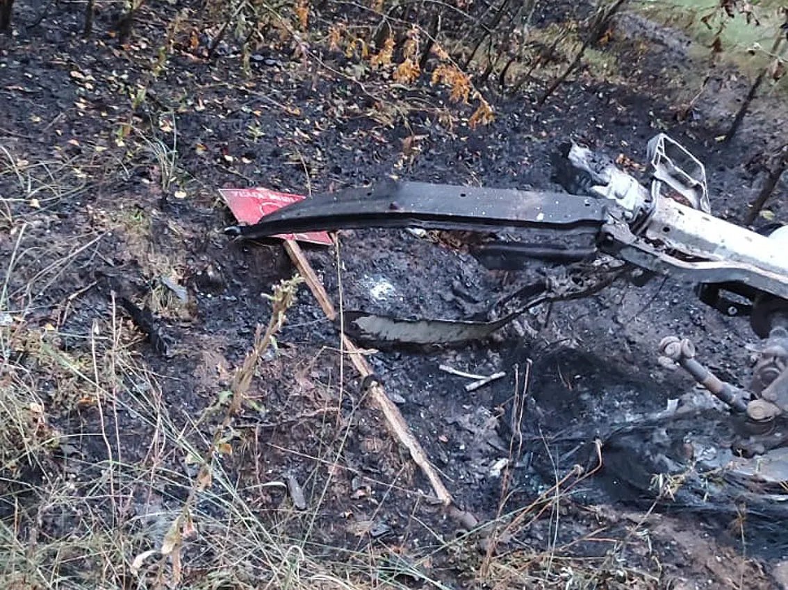 Автомобиль ехал по лесной дороге в прифронтовой общине. Фото: полиция Черниговской области Автомобиль ехал по лесной дороге в прифронтовой общине. Фото: полиция Черниговской области