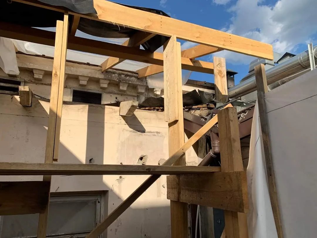 Незаконная сверхстройка на памятнике архитектуры в Киеве приостановлена. Пока 1