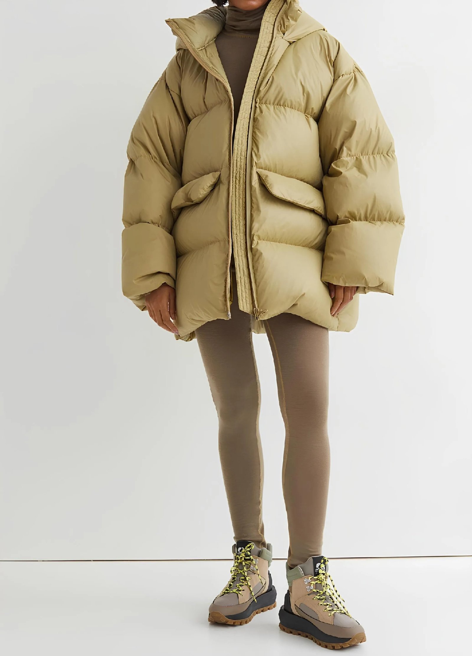 Об'ємні пуховики відтінків бежу та пожухлої трави - те, що лікар прописав!