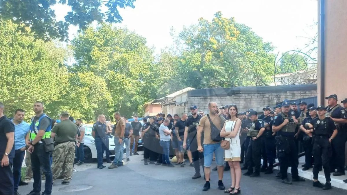 Атмосфера на вулиці перед засіданням. Фото: Інформатор