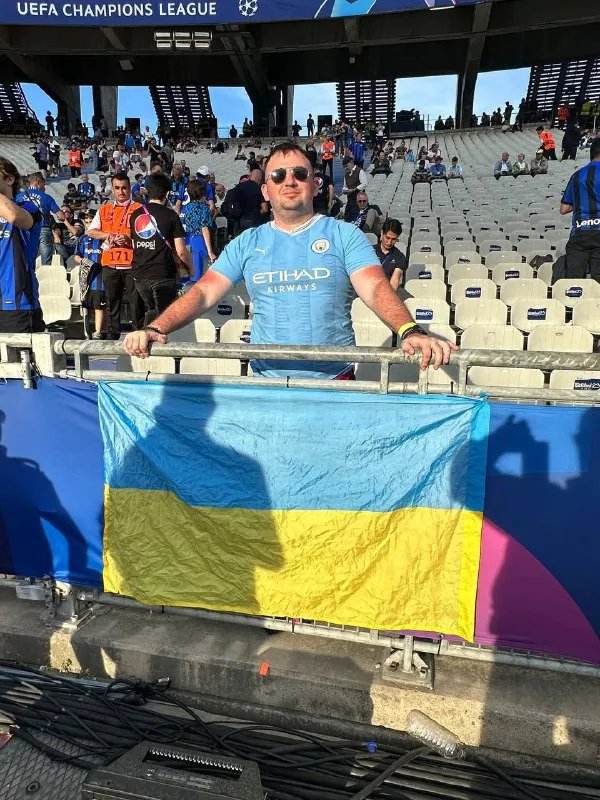 Шанувальник з прапором України в Стамбулі