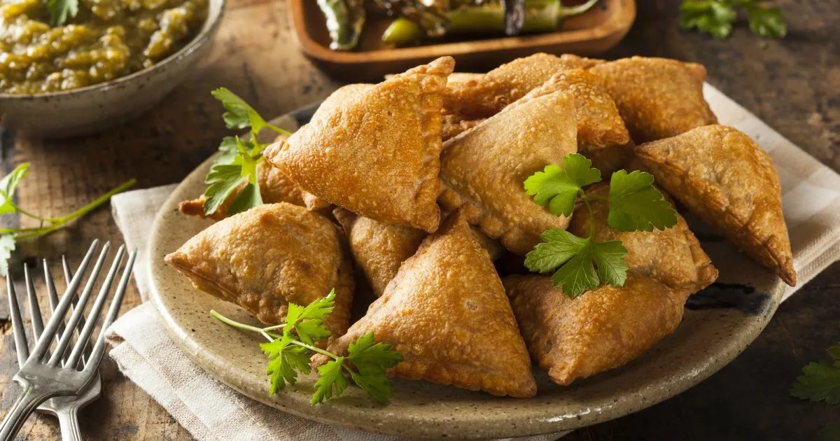 В Індії у пиріжки кладуть пюре з вареної картоплі, сочевиці, цибулі, спецій та фруктів. У Бангладеш у якості начинки використовують яловичу печінку або фарш із цибулею. У Пакистані в самоси кладуть гостру овочеву або не дуже гостру м’ясну начинку.