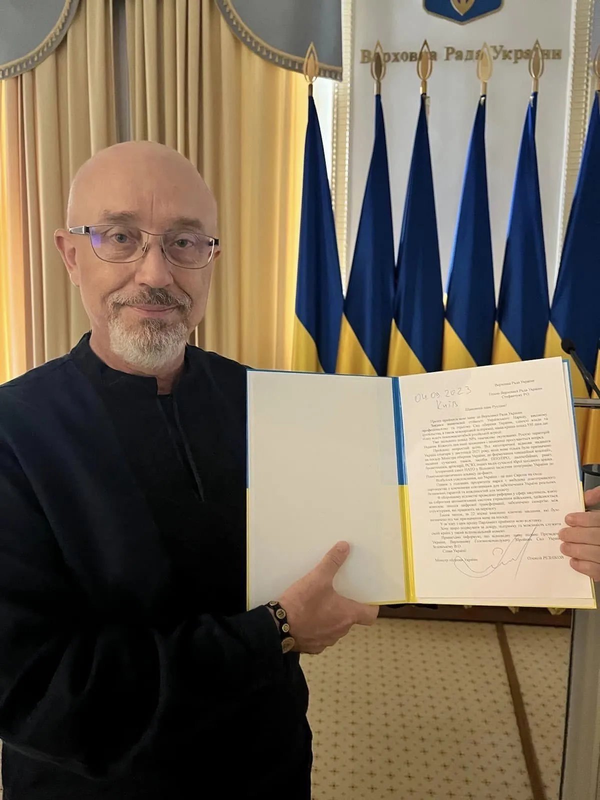 Олексій Резніков з документом про відставку