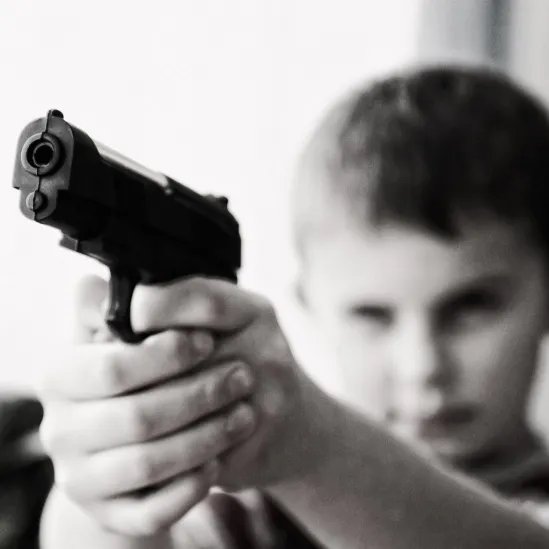 Этот день - повод не только заменить все агрессивные игрушки своего ребенка на конструкторы, персонажи мультфильмов, мягкие игрушки, но еще и задуматься над какими игрушками и как играют наши дети