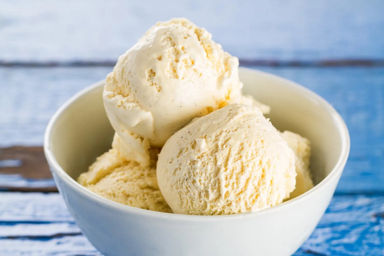 Посыпьте готовые шарики мороженого тертым шоколадом - это подчеркнет вкус кофе!