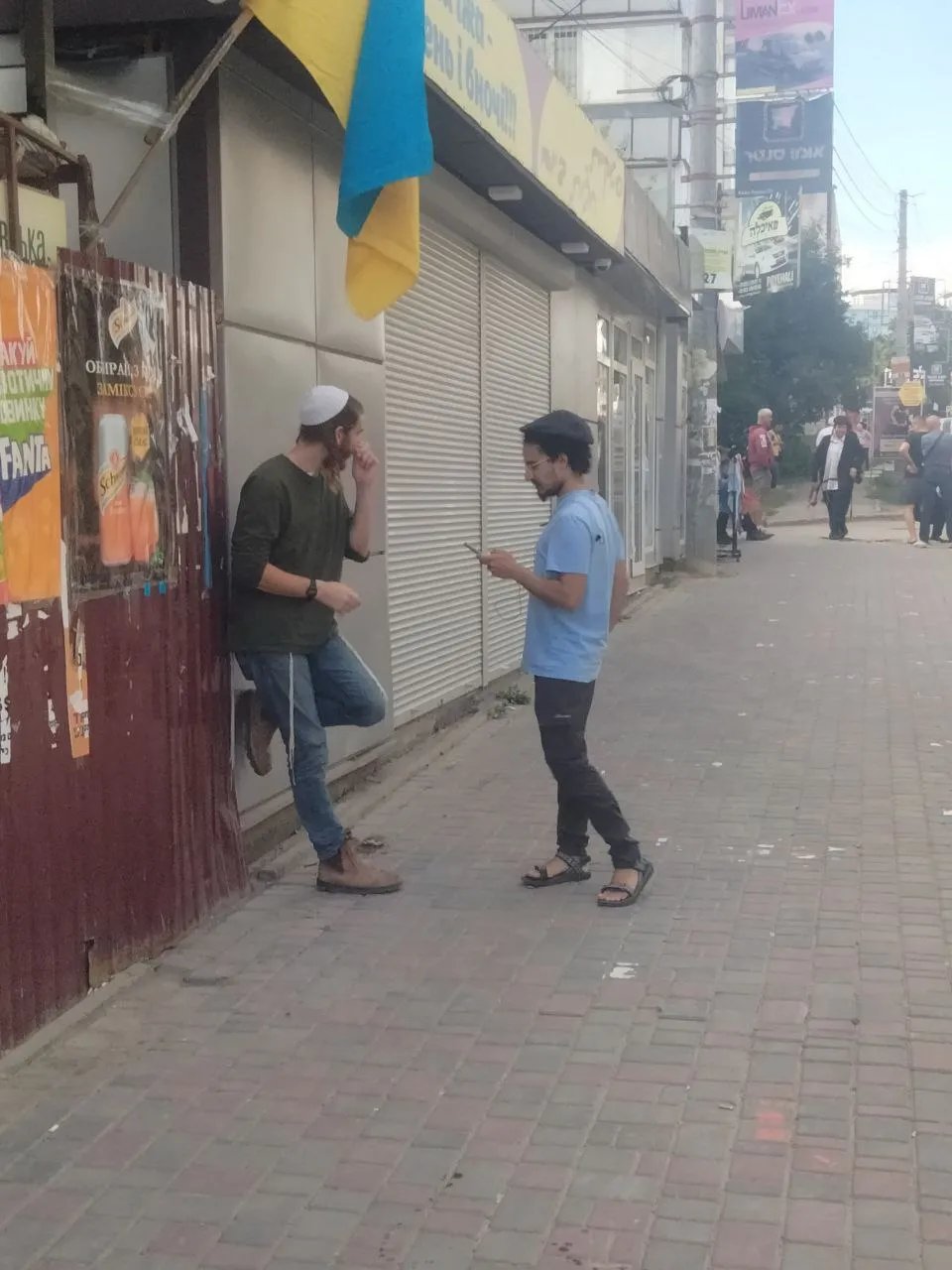 Над киосками развевается украинский флаг