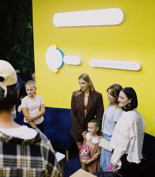 Співачки TAYANNA та Марта Адамчук з дітьми та батьками на залізничному вокзалі Києва