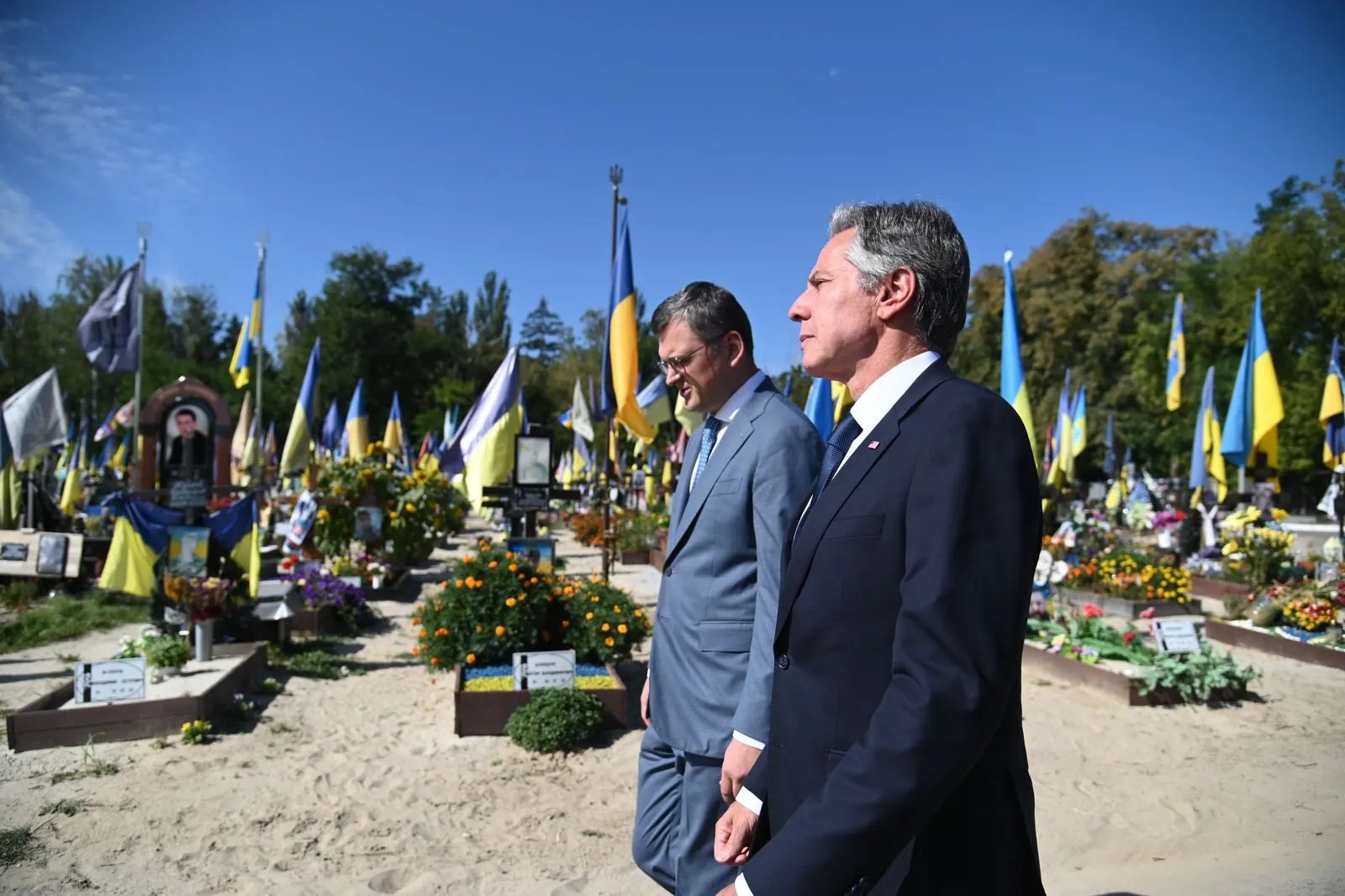 Кулеба та Блінкен на цвинтарі Кулеба та Блінкен на цвинтарі