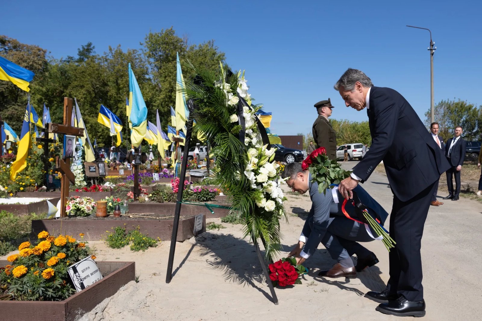 Ентоні Блінкен та Дмитро Кулеба на Берковецькому кладовищі 6 вересня Ентоні Блінкен та Дмитро Кулеба на Берковецькому кладовищі 6 вересня