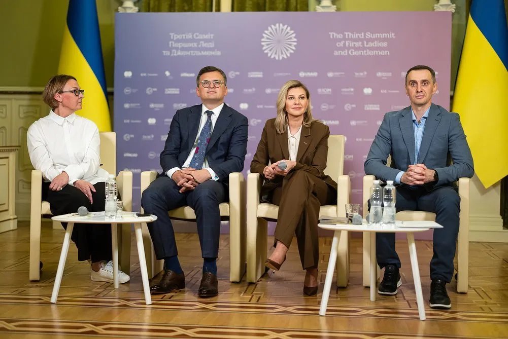 Це вбрання вдало підкреслює природні відтінки кольору очей першої леді!