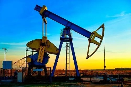 У нафтовій промисловості працює близько 1% населення країни