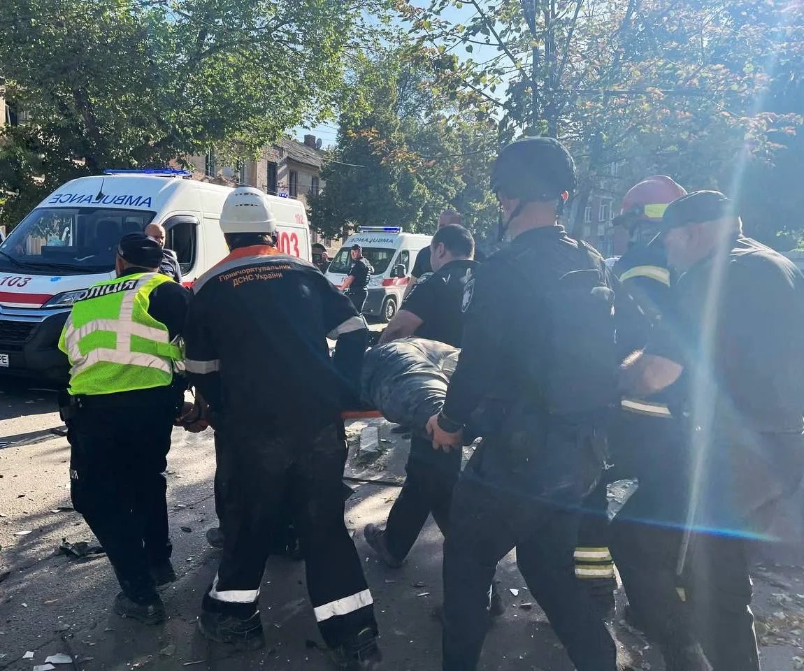 Окупанти обстріляли адмінбудівлю у Кривому Розі. Фото: МВС