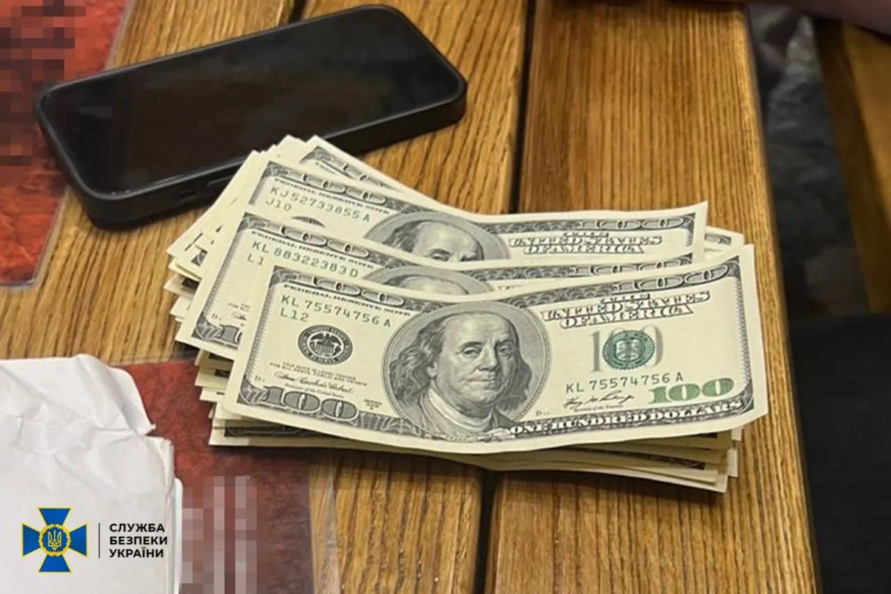 За свободный доступ предприниматель передал 5 тыс. долларов США. Фото: СБУ За свободный доступ предприниматель передал 5 тыс. долларов США. Фото: СБУ