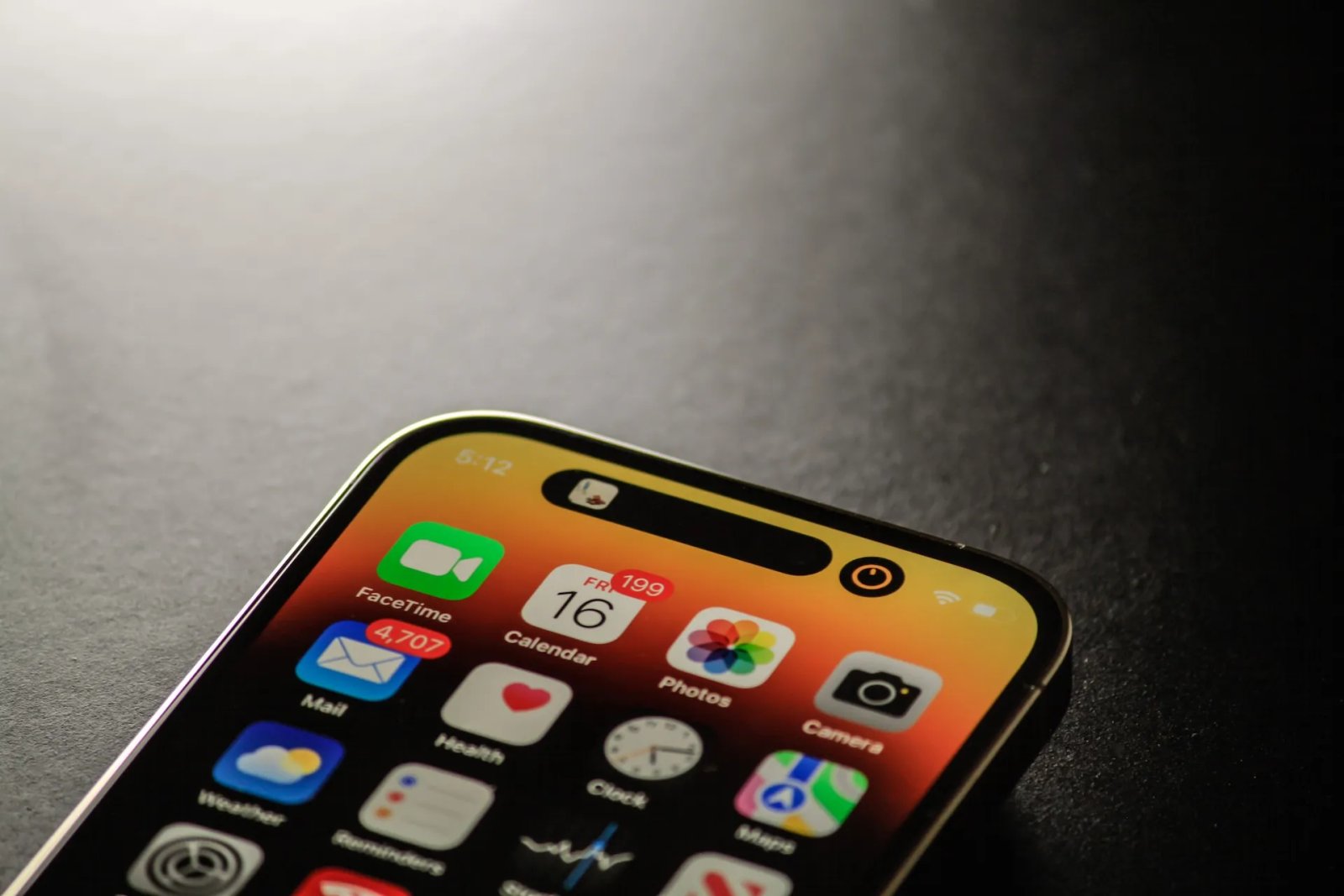 Dynamic Island на iPhone. Фото: Unsplash