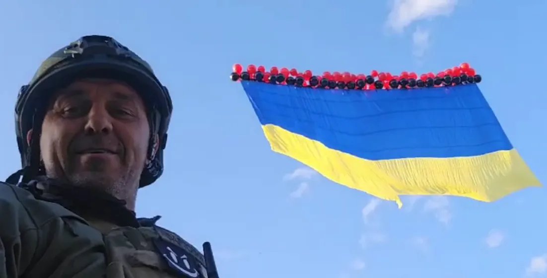 Український прапор у небі над Донецьком. Скріншот: Інформатор Український прапор у небі над Донецьком. Скріншот: Інформатор