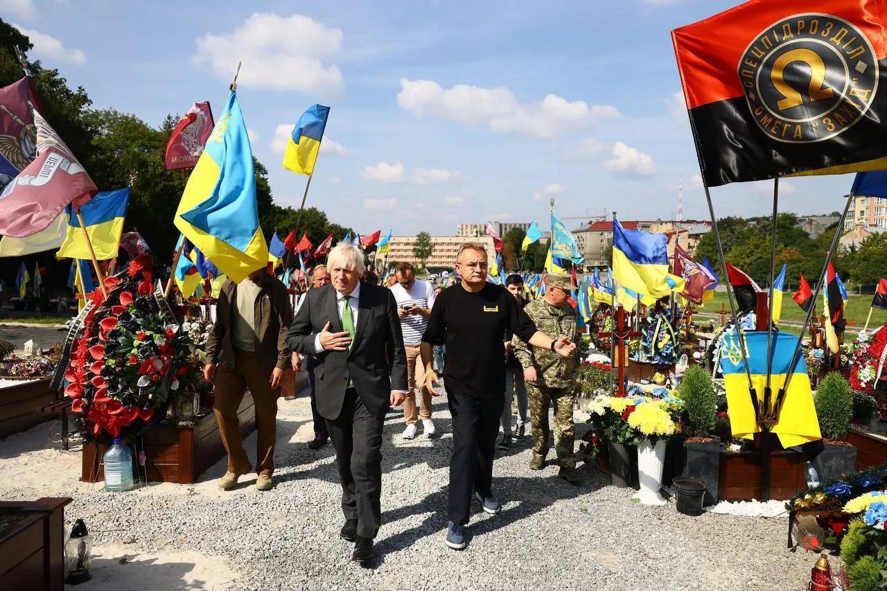 Та це ж Джонсон! Експрем'єр Великобританії приїхав з Києва до Львова поїздом "Укрзалізниці" у вагоні з іншими пасажирами - фото 4