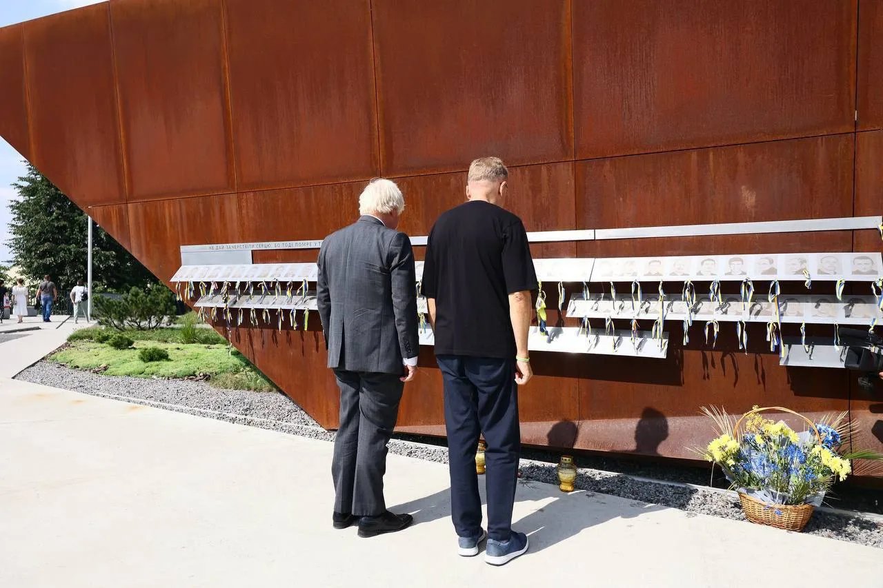 Та це ж Джонсон! Експрем'єр Великобританії приїхав з Києва до Львова поїздом "Укрзалізниці" у вагоні з іншими пасажирами - фото 5