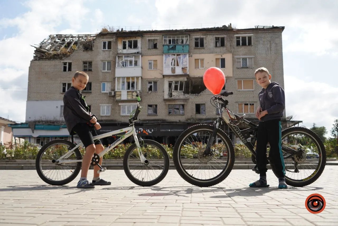 Діти на вулицях зруйнованого Ізюма