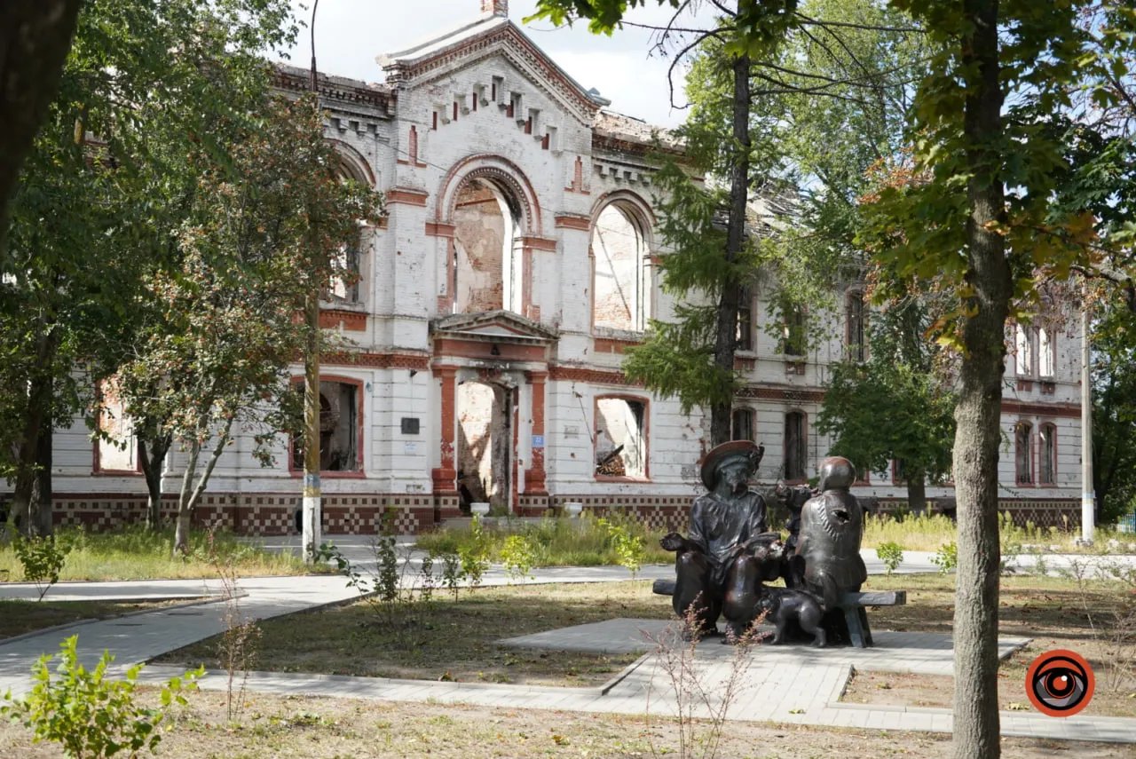 Прострілений пам'ятник в центрі