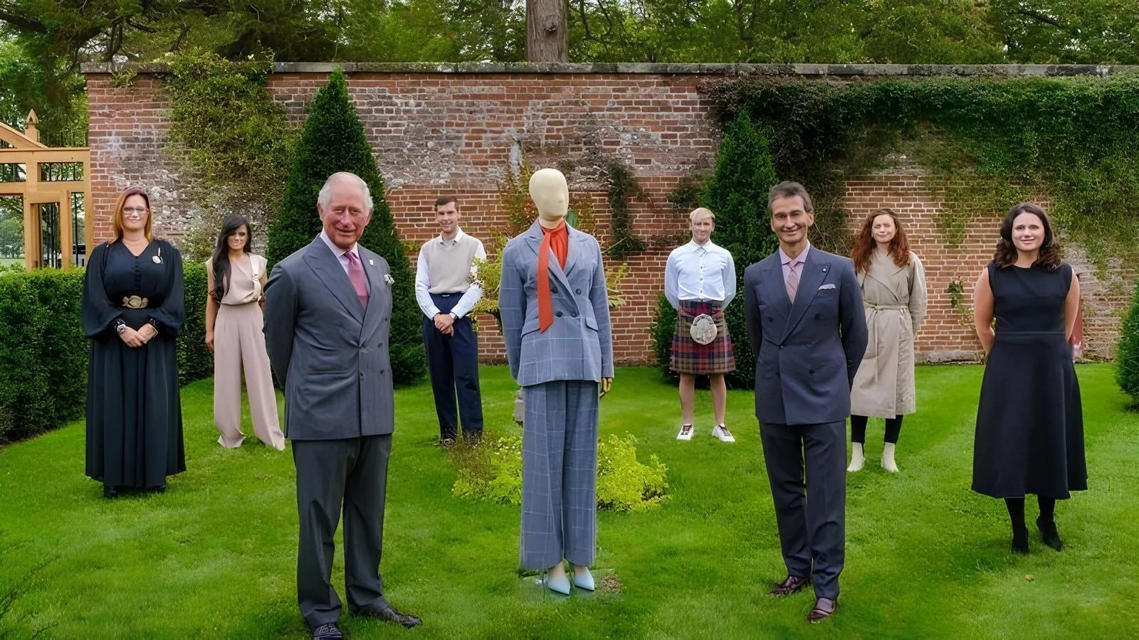 Сам (нині) король теж у піджаку, що має клітчасту фактуру тканини. 