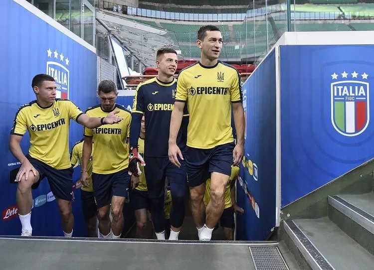 Наши футболисты выходят на газон в Итапии. Фото - УАФ