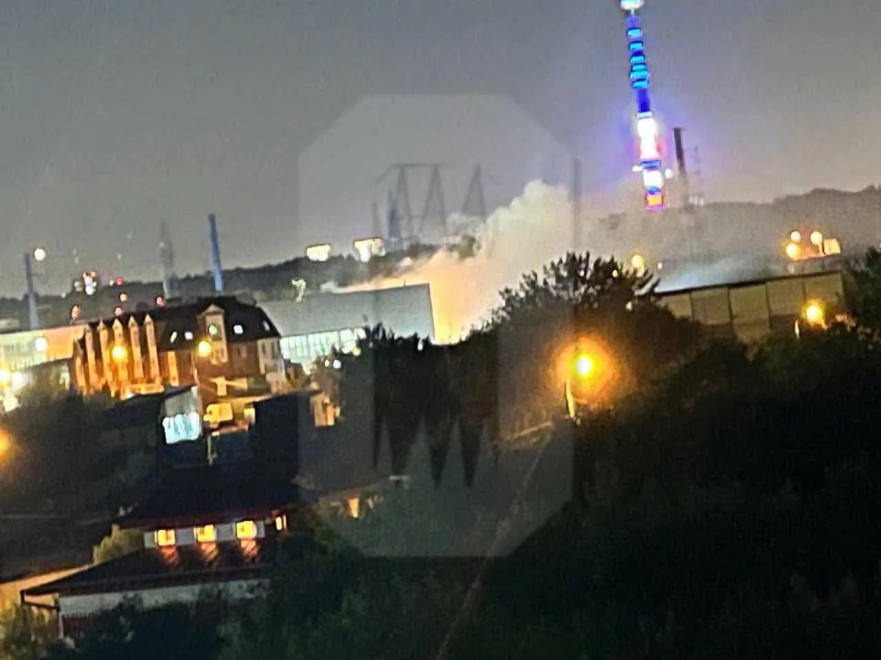 У небо піднявся стовп диму