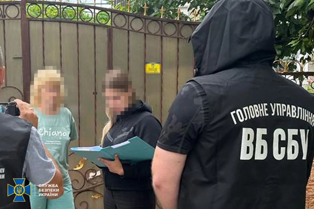 СБУ вручает подозрение фигурантам коррупционного дела. Фото: СБУ