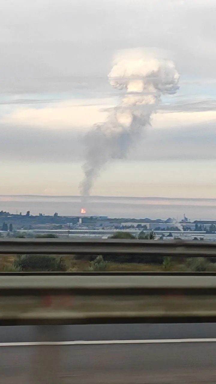 Чималий стовп диму після вибуху