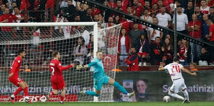 Опасный момент в матче Турция - Армения (Фото:REUTERS/Murad Sezer)